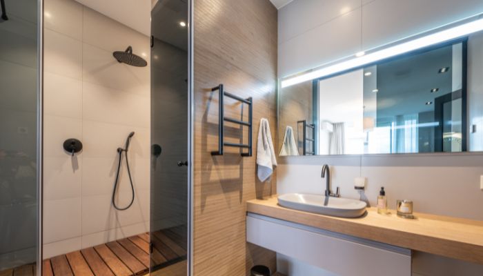 Bathroom with tower and basin